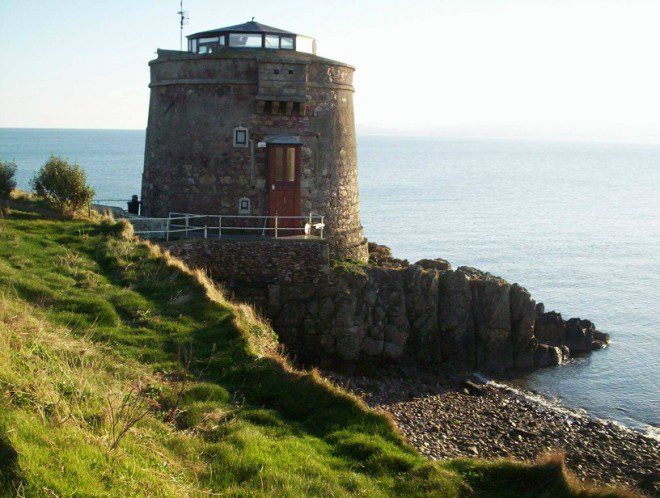 Ótima oportunidade para conhecer o Martello Tower, construída por volta de 1804. Foto: Irish Martello Towers