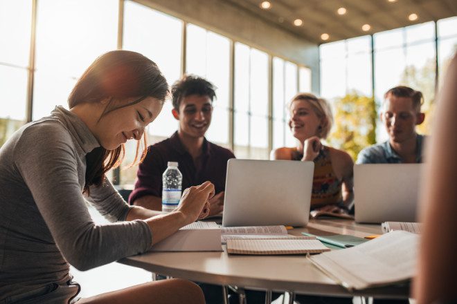 Estudantes passam maior parte do tempo nas universidades. Foto: Ammentorp | Dreamstime