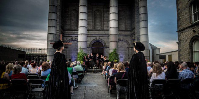 Apresentação de ópera ao ar livre no pátio da igreja St. Audoen’s.Foto: Eventbride