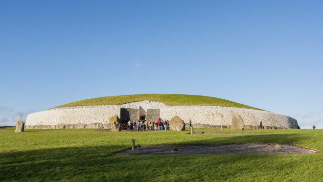 Newgrange, uma construção com mais de 5 mil anos no Condado de Meath, é considerada o observatório solar mais antigo do mundo, Patrimônio Mundial da Unesco, é mais antigo que Stonehenge (Inglaterra) e as Pirâmides do Egito. Crédito: Depositphotos/Aitormmfoto