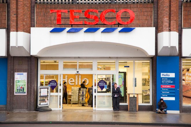 Tesco foi pioneiro ao oferecer o serviço. Imagem: michaelpuche | Depositphotos