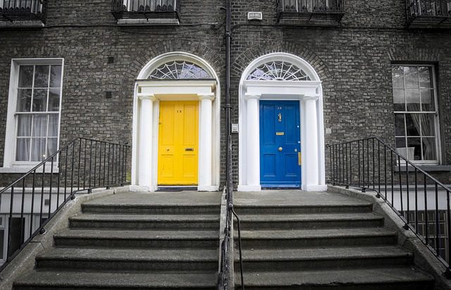 Portas coloridas em Dublin. Foto: Pixabay
