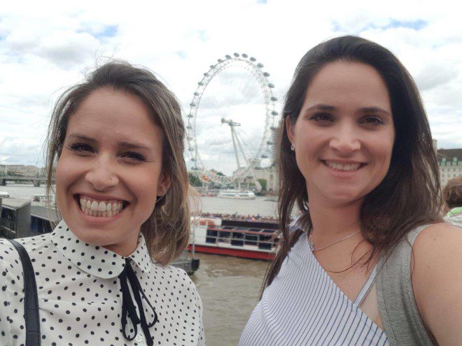 Juliana e Fabiana escolheram a London Eye (Londres) para o noivado. Crédito: arquivo pessoal