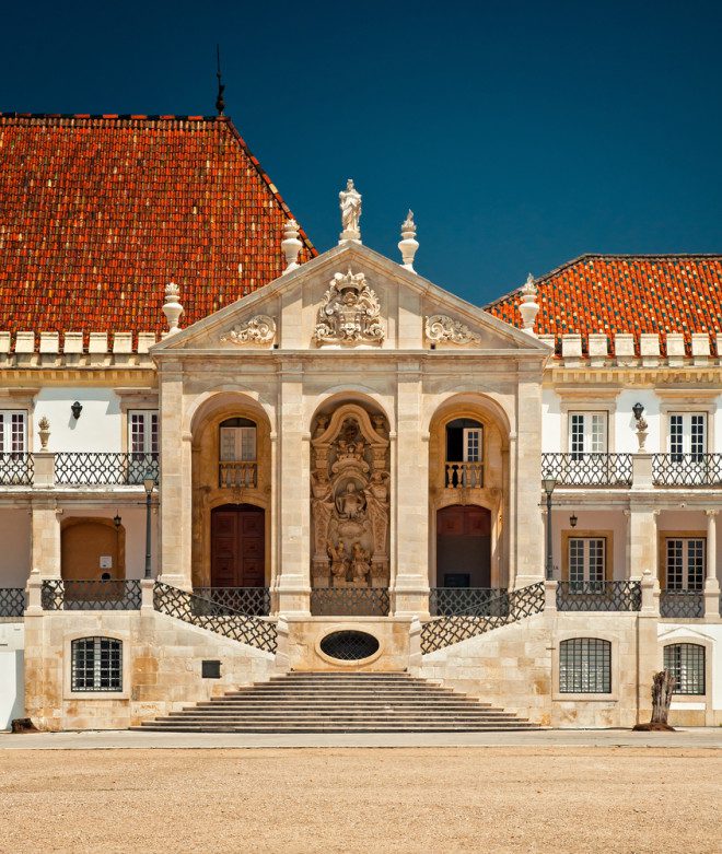 Universidade de Coimbra foi uma das primeiras a ingressarem no programa e disponibiliza mais de 40 cursos. Crédito: depositphotos /Botond