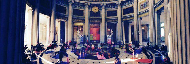 Aula de yoga gratuita em um dos prédios mais clássicos de Dublin. Reprodução: Herritage Week