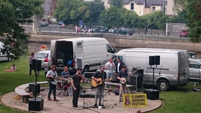 Festival que reúne grandes músicos de rua em Tipperary. Reprodução: Flickr