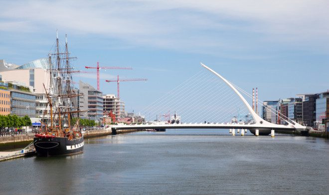 A Ponte Samuel Beckett representa a parte mais moderna que acompanha o fluxo do Rio Liffey. © Pavel Losevsky | Dreamstime.com 2 1285 3