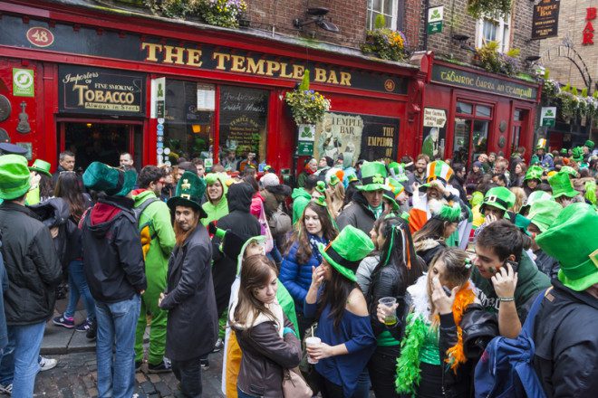 Público pode beber nas ruas do Temple Bar no feriado de São Patrício. Foto: Aitor Muñoz Muñoz | Dreamstime