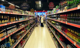 Quais são as regras para comprar bebidas alcoólicas na Irlanda?