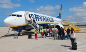 Ryanair volta a liberar apenas uma mala por passageiro na cabine