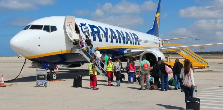 Ryanair volta a liberar apenas uma mala por passageiro na cabine