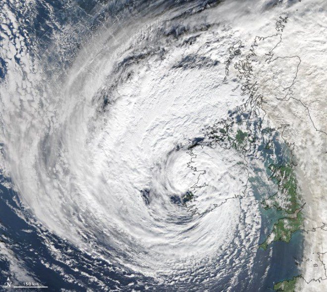 Imagem da tempestade Ophelia sobre a Irlanda. Foto: NASA Earth on Twitter