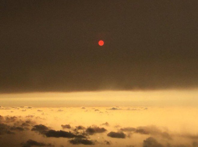 Sol avermelhado, fenômeno decorrente da tempestade Ophelia. Foto: Imelda May