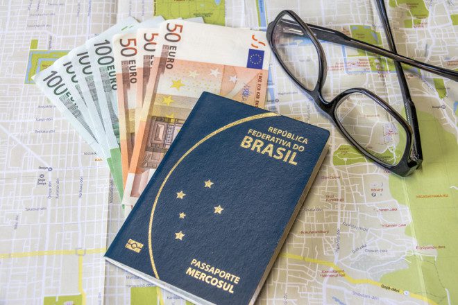 Passaporte brasileiro. Crédito © Diego Grandi Dreamstime