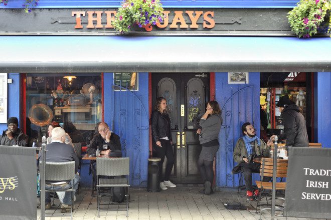 O The Quays é um dos pubs mais populares entre os turistas em Galway . @ Pepedrm _ Dreamstime