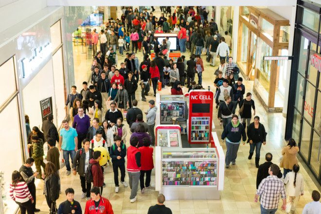 Prepare-se para enfrentar lojas lotadas durante a Black Friday. Foto: Nam Nguyen | Dreamstime