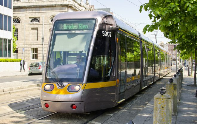 Luas, trens e ônibus de Dublin garantem acessibilidade dos usuários. Foto: Bred2k8 | Dreamstime