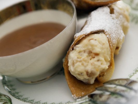 Cannoli: massa crocante recheada de creme, tradição italiana. Crédito: Lemonpink | Dreamstime