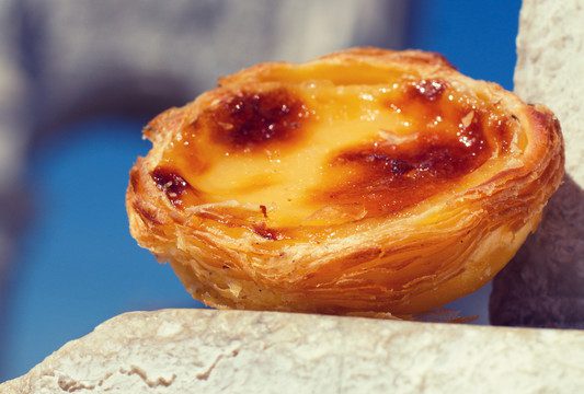 Pastel de Belém, de massa crocante e recheio a base de ovos e leite, a tradicional confeitaria portuguesa. Crédito: Natalia Mylova | Dreamstime