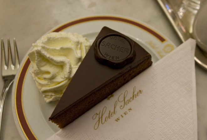 A torta Sacher leva o nome do hotel onde foi criado em Viena, na Áustria. Crédito: Greta Gabaglio | Dreamstime