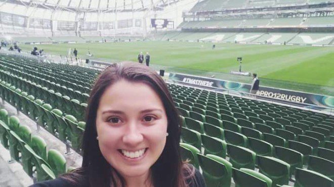 Ana em uma das partidas de Rugby em que foi escalada para trabalhar. Arquivo Pessoal