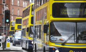Já pensou em ser motorista de ônibus em Dublin?