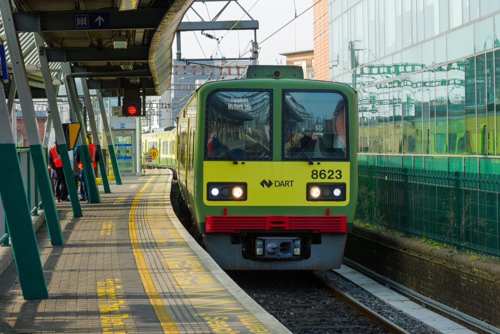 Jovens são apreendidos na Irlanda após ataques em estação de trem