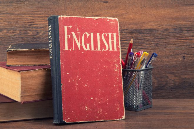 Resgate aqueles livros antigos de suas ex-escolas de inglês e reforce a gramática e o vocabulário antes de embarcar para o intercâmbio. Foto: Spaxia/Dreamstime