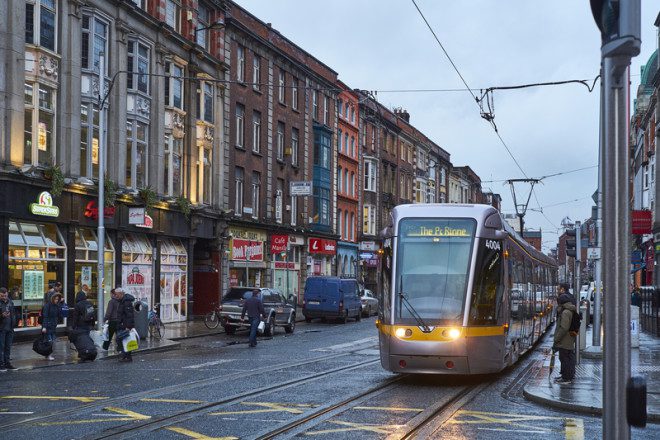 Ninguém vai cobrar o bilhete para entrar no Luas, mas se a fiscalização pegar um passageiro sem o bilhete é multa na hora. Foto: Fernando Machado/Dreamstime