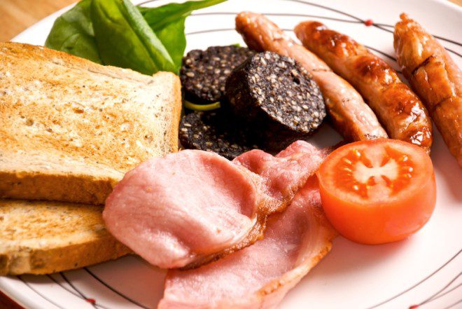 Pão, bacon, black pudding, linguiça, legumes... café da manhã dos irlandeses é um escândalo. Foto: Patrick Swan/Dreamstime