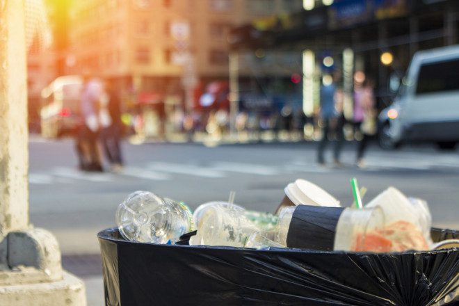 Lixo nas ruas fora do horário e dias corretos pode gerar multa. Foto: Traviswolf/Dreamstime