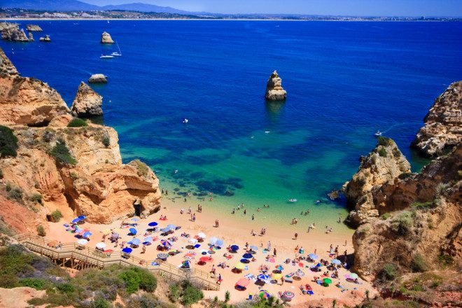 Algarve, no sul de Portugal, estância turística que recebe muitos aposentados. Crédito: Anobis | Dreamstime