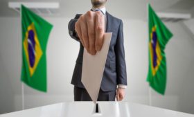 Brasileiros têm até maio para regularizar título e votar no exterior em 2022