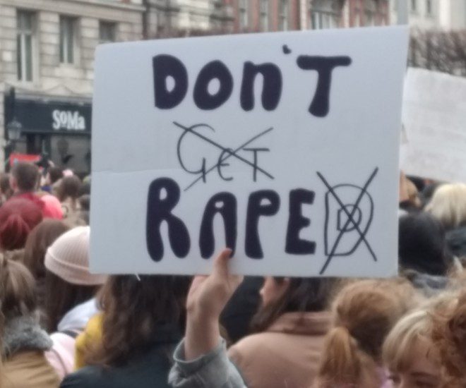Manifestação teve diversos cartazes pedindo justiça e maior intolerância ao estupro. Foto: Rubinho Vitti