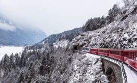Viaje pelos Alpes Suíços a bordo do trem Glacier Express