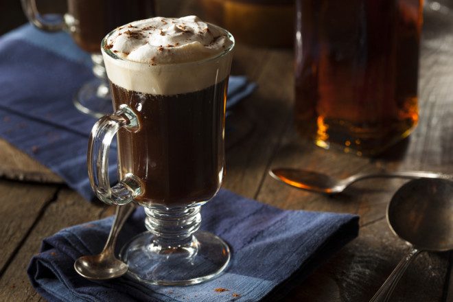 Irish Coffee é uma das bebidas mais tradicionais da Irlanda. Foto: Bhofack2 | Dreamstime