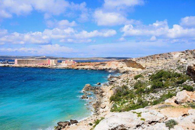 A Paradise Bay é destino de Malta para quem procura tranquilidade. Foto: Arenaphotouk/Dreamstime