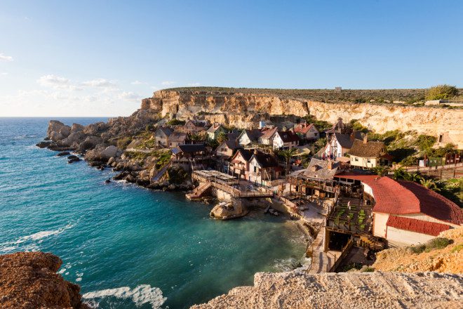 Popey Village tem cidade cenográfica criada para fazer o filme de 1980 e hoje é cartão de visita de Malta. Foto: Sitriel/Dreamstime