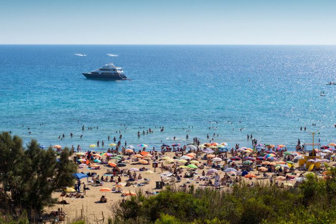 A praia Golden Bay é uma das mais agitadas e populares de Malta. Foto: Michael Smith/Dreamstime