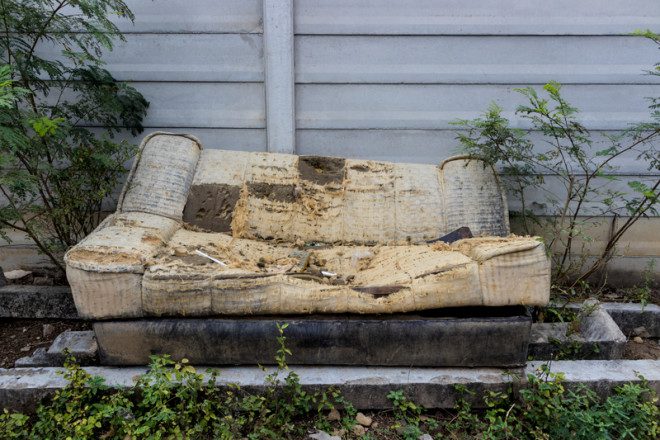 Itens grandes como tapetes e sofás não podem ser descartados no lixo comum. Foto: Jiranat Chantorn Apinan/Dreamstime