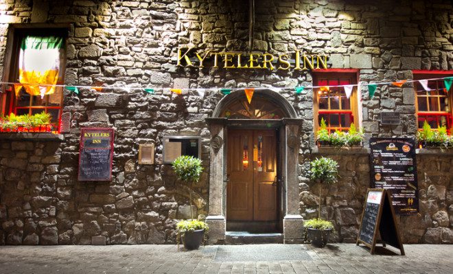 Pub Kytelers Inn, na cidade de Kilkenny, que receberá o novo serviço de ônibus. Foto: Littleny/Dreamstime