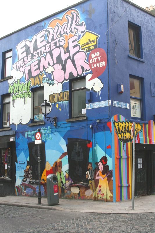 Grafite em pub no Temple Bar: estilo de arte pode ser aprendido em aulas grupais em Dublin. Foto: Igen Hogenbijl/Dreamstime