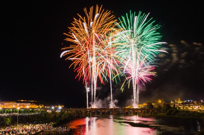 Fogos de artifício durante festa de São João, na Espanha. Foto: Fosterss/Dreamstime