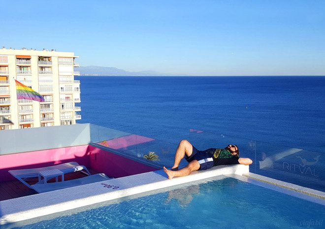 Espanha é um dos destinos perfeitos para gays na Europa, com hotel gay com rooftop nudista e tudo - Foto: Viaja Bi!