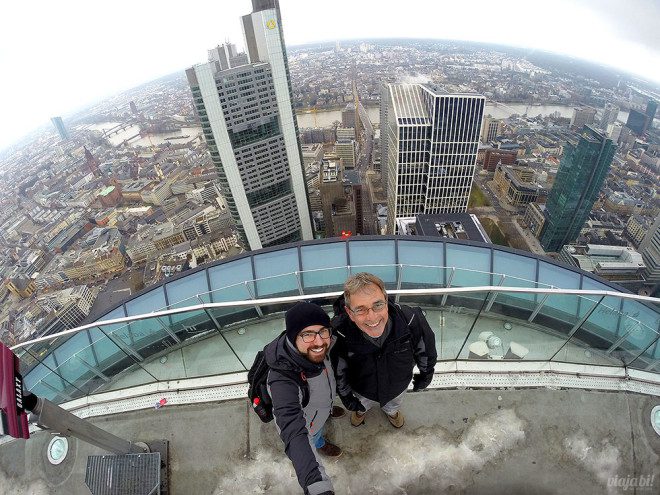 Eu e meu pai em Frankfurt, na Alemanha, um dos destinos perfeitos para gays na Europa - Foto: Viaja Bi!
