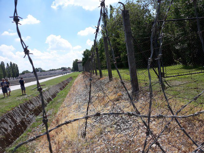 Parte externa do campo de concentração de Dachau onde vivistantes podem sentir na pele a sensação de estar naquele lugar. Foto: Ávany França