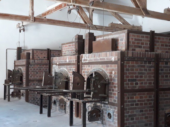 Espaços aterrorisantes como os fornos para encineração de corpos podem ser vistos no Memorial de Dachau. Foto: Ávany França