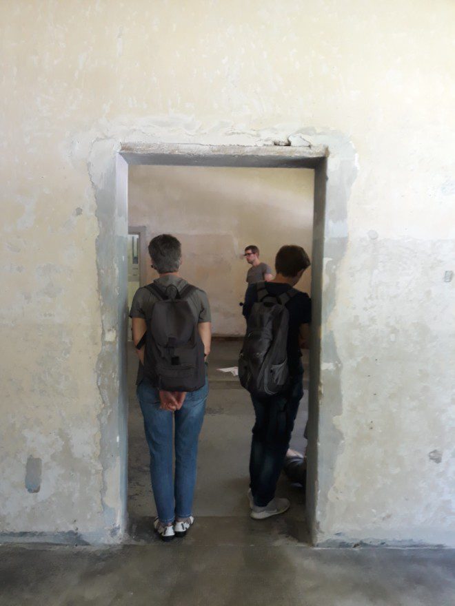 Salas do Memorial de Dachau estão preservadas e mostram crua realidade aos turistas. Foto: Ávany França