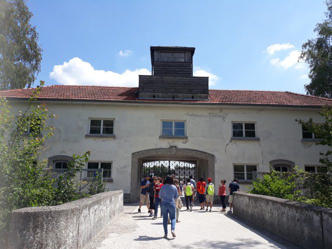 Entrada do Memorial de Dachau, localizado cerca de 12 km da cidade de Munique. Foto: Ávany França