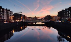 Conheça o Rio Liffey, um dos cartões-postais de Dublin